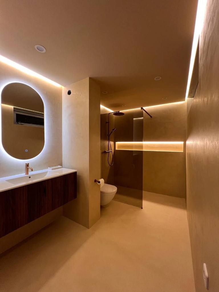 Luxe badkamer met warm licht