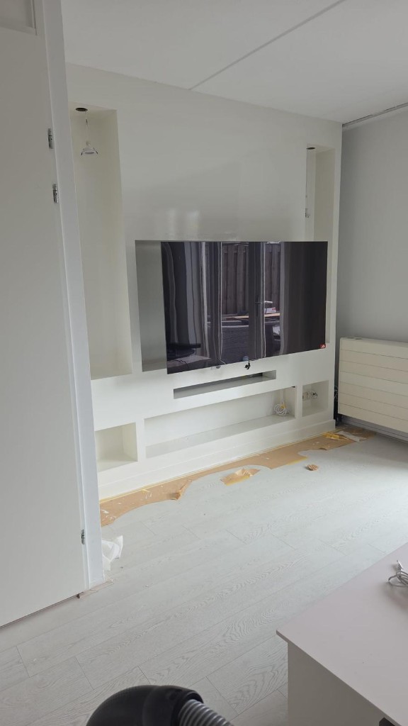 Afgewerkte maatwerk cinewall met verlichting