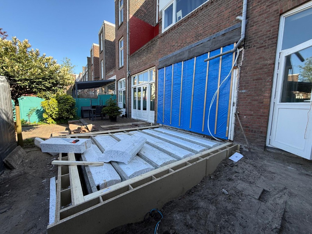 Uitbouw fundering naast bestaande woning